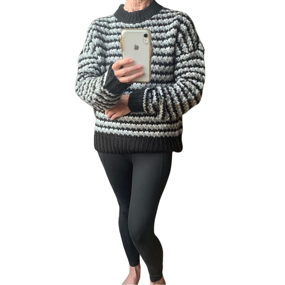 Romeo + Juliet Oversized Slouchy Knit Sweater - Picture 5 of 14